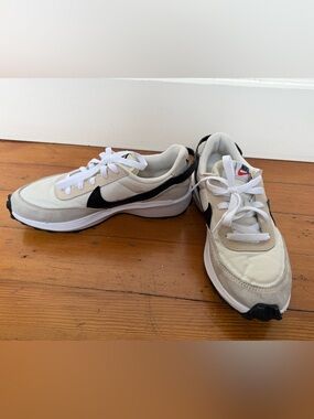 Nike Cream & Black Retro-Style Waffle Sneakers